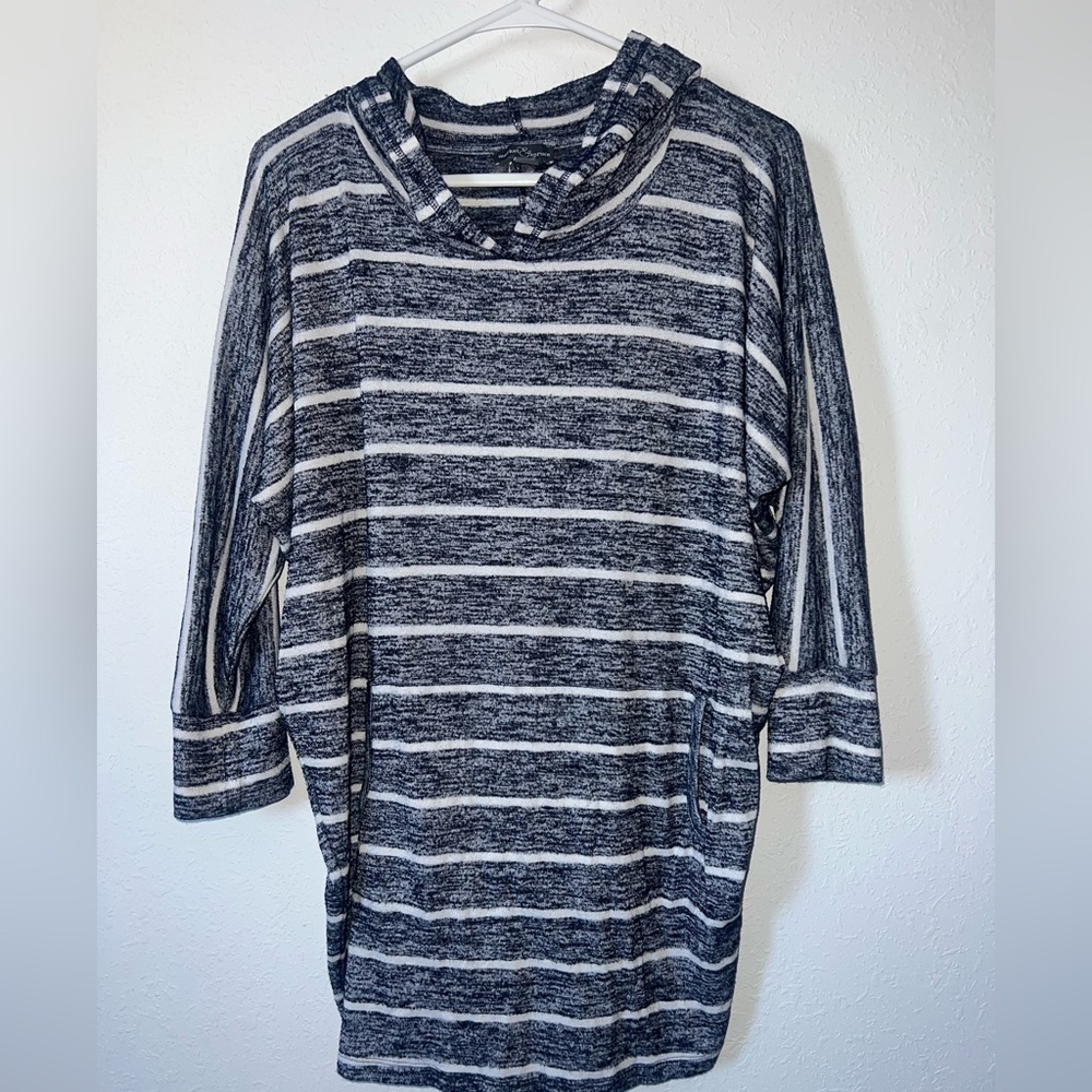 Market & Spruce Navy and White Knit Top